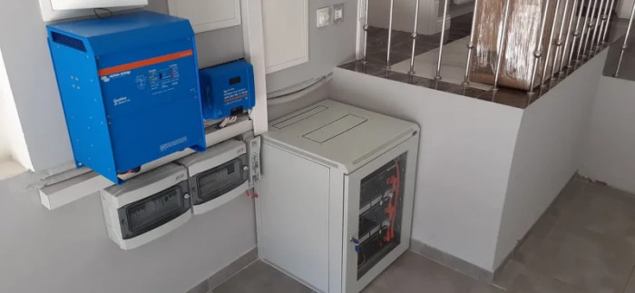 Інвертор гібридний Victron Energy Quattro 48/8000/110-100/100 (8 кВА/6,5 кВт, 1 фаза, без MPPT)